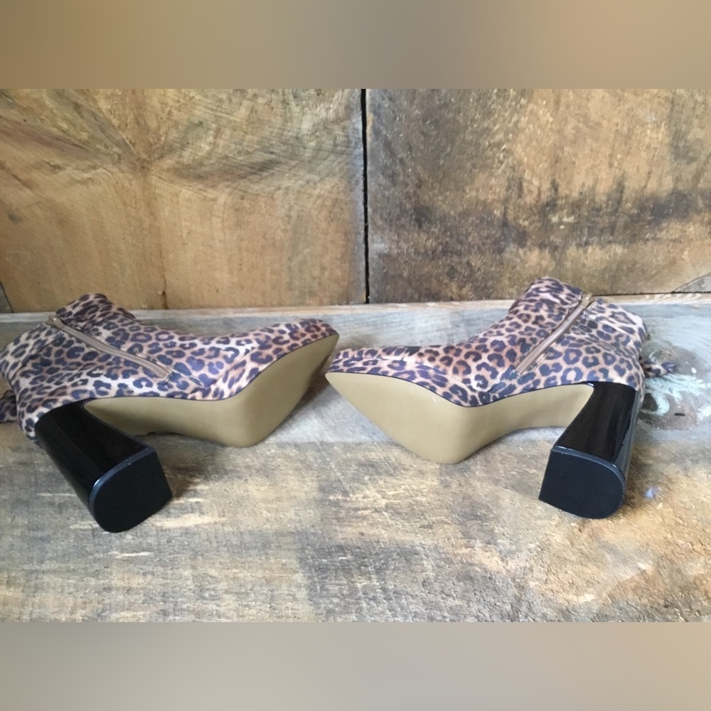 NIB Betsy Johnson Idris Leopard Boots - Picture 8 of 10